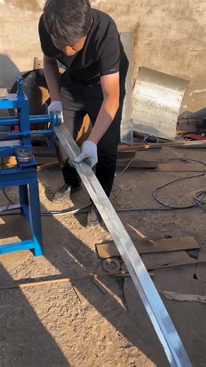 Demonstration of the operation of a metal sheet rib and grooving machine | Tech Press Studio