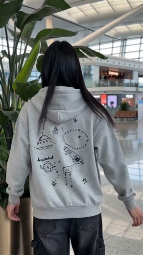 This casual airport outfit look way better than you think