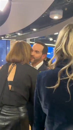 🔴🇨🇴ATENCIÓN. Se conoce video del detrás de cámaras de @ABDELAESPRIELLA y @MaluPeriodista donde se evidencia que NO hay ambiente tenso y Abelardo fija su postura sobre el periodismo del pedestal. ✅Malú sonriente con Abelardo. ❌Y en las redes los de siempre y el establecimiento armando show de supuestos ataques donde no los hubo!