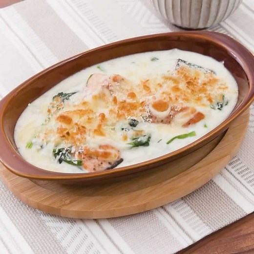 簡単ホワイトソースで作る♪ 鮭とほうれん草のクリームグラタンのレシピ動画・作り方 | デリッシュキッチン