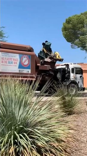 Tucson Arizona Garbage Truck in Action!