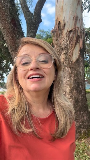 Rogerinha Moreira oficial on Instagram: "Vamos deixar nossa mochila de decepções, magoas, frustrações aos pés de Jesus. Recomece de cabeça erguida assumindo: eu sou filho escolhido, de Deus altíssimo! Ele me faz vitorioso todos os dias! Coragem! Vai dar certo! Feliz ano Novo meus amigos queridos!"