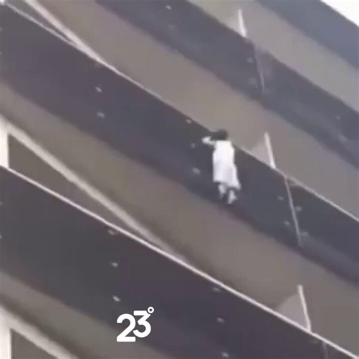 Fransa'da mucize kurtarış! Paris’te 4. katın balkonundan sarkan 4 yaşındaki çocuğu gören göçmen genç Mamoudou Gassama, binanın dış cephesine tırmanarak saniyeler içinde küçük çocuğu kurtardı. Kahraman ilan edilen gence cesaret madalyası ve Fransa vatandaşlığı verildi.