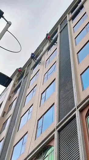 广州外墙清洗多少钱一平方？1.玻璃幕墙清洗价格一般为2.6--5元2.外墙铝板清洗每平米3--8元3.石材外墙清洗3.5--10元4.真石漆墙面清洗3--8元5.外墙开荒保洁3--6元其它高空清洗只能看现场具体合算价格 ，价格受建筑物高度、复杂程度和面积 、清洗难度 和清洗频率次数 清洗时间如节假日会比平时贵 还有清洗方法，还有受地域价格影响等 而且不能只单看价格，还要看