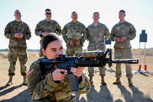 🎯🇺🇸 “WHEN THE GIRL WAS M.O.CKED AT THE SHOOTING COMPETITION — BUT ONE SH0T SILENCED FIVE TOUGH U.S. SOLDIERS!” 🔥 It was a blazing morning at Fort Bragg’s firing range — the air thick with gunpowder and laughter. Six soldiers lined up before the targets: five tall, cocky men… and one calm, petite woman with eyes like steel. Her name was Sergeant Emily Carter, the only female in her platoon. The others — Sergeant Cole’s crew — were the base’s self-proclaimed “steel shooters,” loud, confident, 