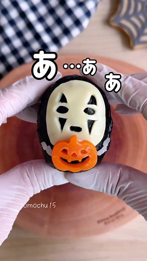 カオナシのおにぎり🍙ハロウィンver.🎃 竹串で掘るのと、海苔を切るのと、どっちがめんどくさいかは、あなた次第🫣 爪楊枝より竹串の方が先が細いからキレイにカットできるよ。ぜひ竹串を使ってね！ ラストのキャラ勢揃いは、細かい海苔切り作業をしたおにぎりです😆 #おにぎり弁当 #カオナシ弁当 #おにぎり #spiritedaway #bento #簡単レシピ #ハロウィン