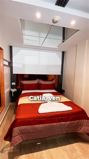 Esta es nuestra habitación Deluxe. Acogedora pero hermosa, con todo lo que necesitas para pasar un momento increíble en pareja, con una cama grande y súper cómoda, espejos, aire acondicionado silencioso, comedor para dos personas y TV. Se convierte en un espacio completamente cómodo, pacífico y con mucha privacidad! Si increíble baño con espejo led le da ese toque innovador, con una ducha tipo llovizna y una media pared de vidrio. ¡Ven y vive la experiencia Hotel Alta Vista! Te esperamos en la a