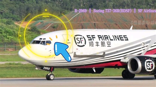 带观星窗的顺丰737-300老爷机