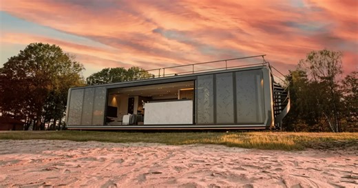 Expandable panoramic trailer transcends RVing with retractable chassis