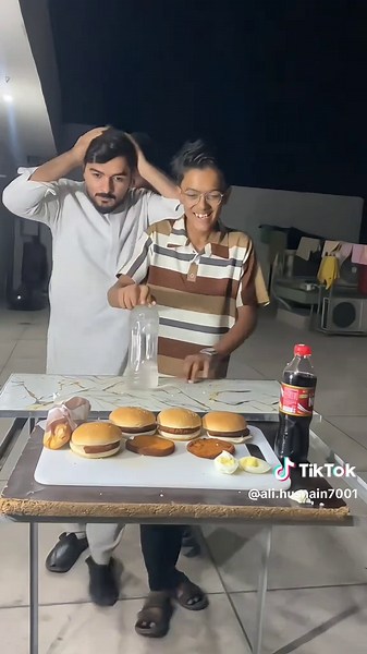Burger and eggs 😅 Funny challenge 😱#foodchallenge #challenge_tiktok #foryou