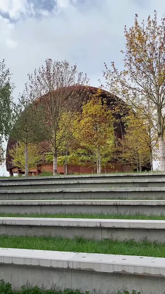 [FR👇] Some giants are made of metal 🔴 Some giants are made of flesh and bone 🦖 Today we share with you a glimpse behind the scenes of the new temporary exhibition ‘Curious connections: The Museum comes to CERN’, open to visitors from 26 October 2024 to 2 March 2025. In this exhibition, the Geneva Natural History Museum and CERN come together to draw some surprising parallels between #ParticlePhysics and life and earth sciences. Find out more: https://visit.cern/curious-connections Certains gé