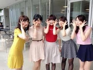 ミスコン美女のミニスカート