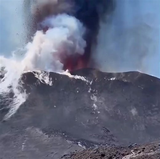 L'EXPLOSION DE L'ÉTNA... filmée par Hélène Darragon, championne d'Europe master de trail, qui atteignait le sommet de l'Etna (3403 m-Sicile-Italie) ce 2 juin 2025, au moment de l'explosion, en compagnie d'Aurélien Jacquier ! Une très grosse frayeur pour les deux sportifs de Haute Savoie, mais pas de mal ! Merci à Hélène pour cette très impressionnante vidéo. | La Place du Village