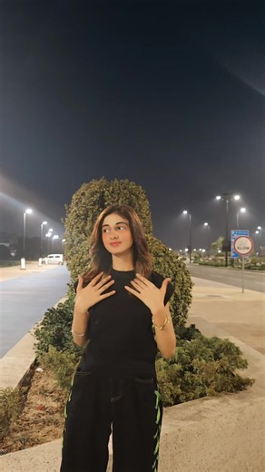 @Ashley @ESHA..😏 #followme .video banwani ha to ajo in box ma sab log jaldi jaldi sy😂😂