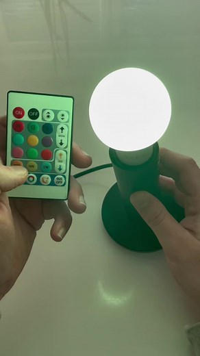 Test de l'ampoule LED changeante de couleur