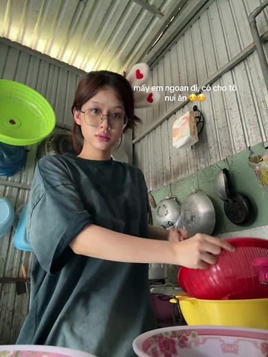 Cô giáo mầm non cho trẻ ăn nui chiên - công thức nui chiên cho bé