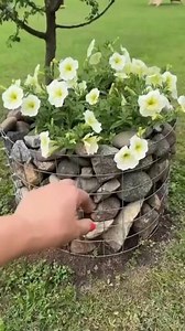 Maceteros DIY ¡Fáciles, Baratos y con Malla de Construcción! #jardineriaencasa #jardineriaprofesional #jardineriaypaisajismo #plantas #plantasdecasa #plants #macetas #fypシ゚ #viralpost2025シ | Jardinería Paso a Paso