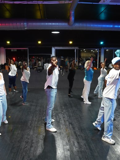 Ambiance Facile Chorégraphie de la Sagesse en cette période de Jeûne. Rdv tous les mercredi 19h-20h30 au @studiomrg Cours D'afro Yap's tout niveaux . Musique : @Kedjevara - (Remix Gospel Chora) CA FAIT MAL Film by @Neory Nova Les absents ont toujours tort.... TAPER DEDANS !!! #ambiancefacile #studiomrg #afrovibes #afroclass #yadieudedans