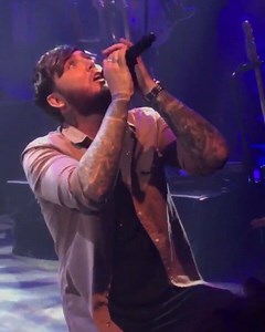 💔 "He puts his heart & soul into every song & lays it all on the stage." James Arthur singing TRAIN WRECK at O2 Shepherds Bush Empire in London (Video: heyamandakay) #JamesArthur #trainwreck #BackFromTheEdgeTour | James Arthur Support