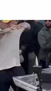 Il était tellement impressionné qu’il lui a serré la main deux fois. La réaction du bodybuilder après avoir perdu contre un "papi" : c’est tout ce qu’on aime. | Positif