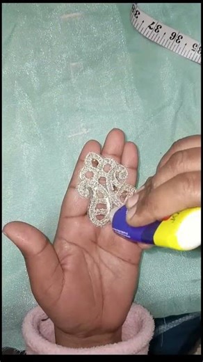 How to give a rich look to this plain sleeve using scratch ??? #tipsandtricks #ussewtips #shorts