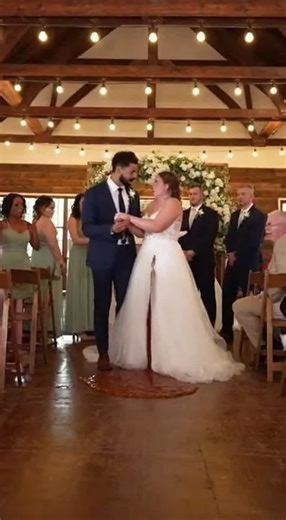 The bride couldn't hold back her emotions, and the entire wedding venue descended into chaos.#microdrama #weddingtok #chaos #caughtoncamera #viralvideo