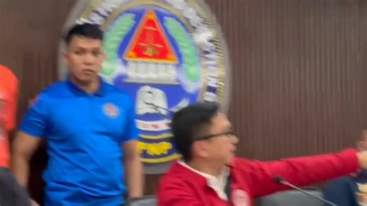 PANOORIN: Nagkainitan ang vlogger na si Norman Mangusin a.k.a. Francis Leo Marcos at si Makagago sa isang press conference na isinagawa ng Philippine National Police-Criminal Investigation and Detection Group (PNP-CIDG) ngayong Martes, Feb. 24. Ayon sa PNP-CIDG, nasa 12 counts ng unjust vexation ang kinahaharap ngayon ng vlogger, kung saan aabot sa mahigit P100,000 ang kaukulang piyansa. | via Ryan Lesigues | PTV