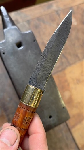 Couteau Makila, bois de cade huilé, pommeau en corne noire, viroles laiton et lame Damas, réservé. #bayonneshopping #coutellerie #couteau #bayonne #artisanat #paysbasque #coutelier #basquecountry #basque | Christophe Couteau Basque