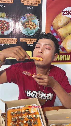 Dimaum narawi sing awal buka nang kebumen nang nagarep alfamart pemuda siki pindah lokasi . . . @Narawi.id @@narawikebumen 📍 jl ronggowarsito pejagoan -kebumen ⏰ 09.00 - 21.00 Dimsum narawi dg saos * spicy mayo * mayo jepang Ana menu baru sing wajib kalian coba * dimsum goreng lumer * pangsit kuah #dimsumnarawi #kulinerkebumen #kuliner #stedunka #jajanan