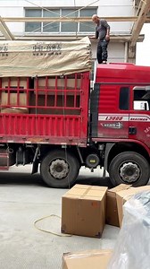 奔驰Sw221老改新升级Sw223内饰，生产塑件批产回来第一车，接下来的每一天都会有1-2辆这样的大车往工厂拉配件回来！既原厂棕色内饰后再次安装原厂米➕黑内饰，向各位领导汇报目前仪表台扶手箱已安装，门板已包覆准备上车，大家最关心的中控屏点亮问题，我司作为研发生产端，一定会给各位满意的答卷！感谢各位领导的持续关注，感谢各位领导支持与耐心等待！#奔驰 #改装 #奔驰s级 #w221 #源头工厂