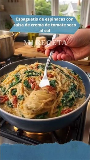 Espaguetis de espinacas con salsa de crema de tomate seco al sol