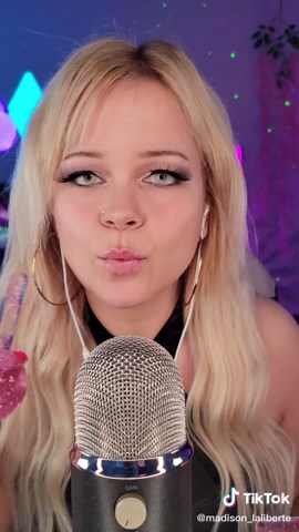 Bloop Loop 🫧 #asmr #asmrdaily #asmrmouthsounds #asmrwaterglobes #asmrwatersounds #asmrbloop #bloop #relaxingvideos #relaxing #tiktokquebec #pourtoi