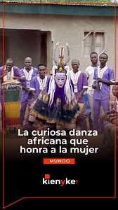 La danza Zaouli, practicada por la cultura guro en Costa de Marfil, es un baile en honor a la mujer, pero llevado a cabo por hombres. Esta práctica cultural se inspira en dos máscaras llamadas “blu” y “djela” y agrupa en un mismo espectáculo diversas expresiones artísticas: escultura (máscaras), arte del tejido (indumentarias), música vocal e instrumental y danza. #Noticias #Curiosidades #Danza #África | Kienyke
