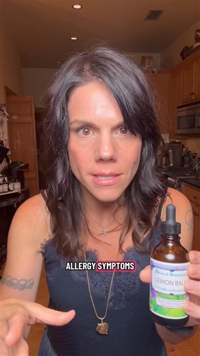 Lemon balm is one of my favorite herbs of all time (right below blackseed oil…😘) and it has so many benefits as far as helping with hormonal balance and lowering cortisol, helping with blood pressure, cholesterol, and blood sugar, helping with sleep, anxiety, and stress, improving digestion and gut health, helping protect the liver, reducing allergies, improving memory and cognitive function…there are so many more benefits 🙌🏼❤️I take 5 ml or 1 teaspoon before bed and it has helped me SO much 