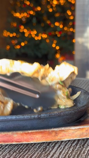 1K views | You’ve done enough this Christmas, let us take care of the cooking this weekend!✨ Treat yourself this Sunday to our Peppered Chicken Sizzler, packed with grilled juicy chicken fillet strips with white onions & garlic mushrooms, smothered in a creamy peppercorn sauce, served sizzling hot straight to your table ‍暈 Topped with crispy beer-battered onion rings and served with a side of your choice! | The Blue Bear Grill | Facebook