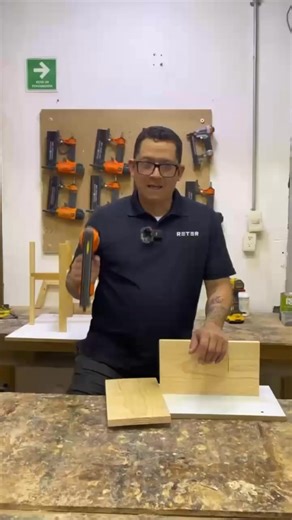 🔨 ¿Sabías que usar la clavadora neumática de forma correcta marca la diferencia en tus proyectos? En este video te mostramos cómo hacerlo paso a paso.👉🏻Atrévete a aprender más sobre carpintería y únete a nuestros cursos. ¡Inscríbete hoy! #Carpinteria #CursosDeCarpinteria #Reter #ClavadoraNeumática #HerramientasDeCarpintería #TipsDeCarpintería #ProyectoDeCarpintería #CarpinteríaFácil #DIYCarpintería | RETER Escuela de carpintería