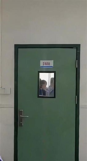 遗孤必护第1集 戍边烈士遗孤林星遭百万粉丝网红学霸苏晚恶意栽赃网暴，苏家仗势欺人亵渎英烈，祖孙维权无门。最终全军千里驰援，真相大白，作恶者尽数伏法，正义终得昭雪。#戍边烈士遗孤 #学生时期 #剧情 @AI真人短剧#这也能开播