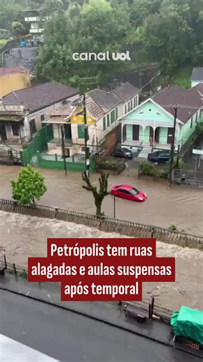 A Defesa Civil de Petrópolis, na região serrana do Rio de Janeiro, acionou na manhã de hoje as sirenes para alertar a população sobre as fortes chuvas que atingem a cidade. 📌 Foram registrados mais de 60 mm de chuva em apenas uma hora e 150 mm nas últimas 24 horas, segundo dados da Defesa Civil. ⏩ Leia mais no site do UOL #Notícias #UOL #Cotidiano #Chuvas #Petrópolis #RJ