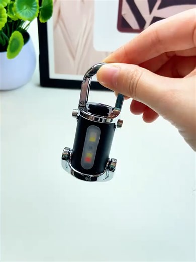 This all-metal keychain flashlight 🔦 features a powerful beam and can even charge your phone 📱. #KeychainLight #MultifunctionalFlashlight#tiktokshop #fouryou
