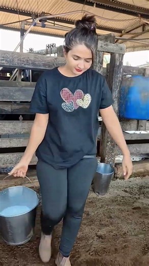 Gaon Ki Gori Aur Uska Dairy Farm 🐄❤️Cow Farm Par Masti Aur Mehnat