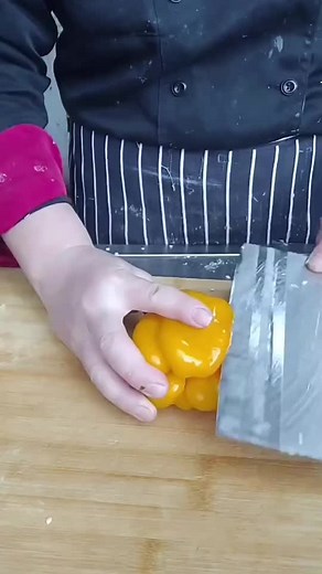 Mastering Bell Pepper Slicing Techniques in the Kitchen