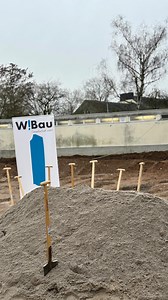 👍 Mit dem symbolischen Spatenstich hat heute, 12. Dezember, die Erweiterung der Kohlheckschule begonnen. Dort entsteht in den nächsten Jahren ein Neubau mit Mensa, Ganztagsräumen und Doppelsporthalle. 🏫 Die Stadt schafft damit zusätzliche Kapazitäten für den Unterricht und die Betreuung von Grundschulkindern im Stadtteil Kohlheck. | Landeshauptstadt Wiesbaden