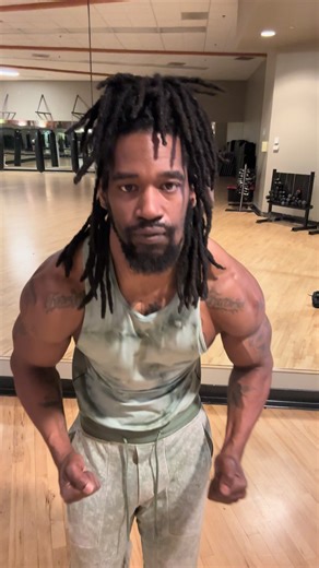 Flexing on Friday.. been training so I didn’t get a chance to post after my workout earlier #bodybuilding #fyp #posing #flexfriday #posingpractice