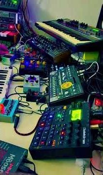 Elektron Digitakt + Jomox Mbase + Behringer TD-3 & Model 15 + Quasimidi Sirius + Effects Pedals