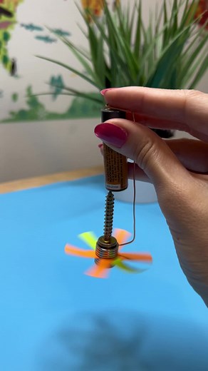 Simple electric motor. All you need is a battery, metal screw, magnets, copper wire and some paper scraps #experiment #scienceexperiments #physicsexperiment #mindblowingfacts #activitiesforkids #summercamp