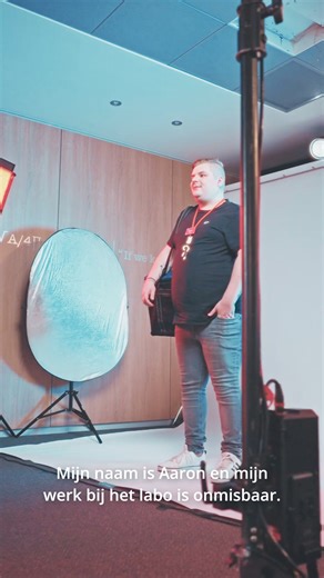 Maak kennis met Aaron, een van onze chauffeurs bij het Medisch Labo. 🚐 Benieuwd hoe hij elke dag onmisbaar werk verricht? Ontdek het hier! #iedereenonmisbaar | Medina-CMA