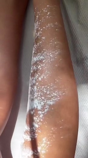 sugaring legs two ways: applicator & hand method 💛 #sugarwaxing #howtosugarwax #sugarwaxpaste