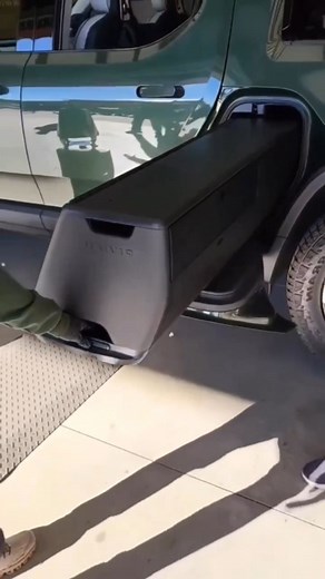 243K views · 13K reactions | Should the next Gladiator have it! Via @rivianofficial . #fyp #jk #jeep #wrangler #offroad #red #offroad #gladiator #jlu #jku #custom #jeepgirl #jeeps #bronco #jeepworld #jeepwrangler #rubicon #summer #jeepjku #jeeping #jeepgirl #lifted #viral #tiktok #instagram | Jeep.world | Facebook