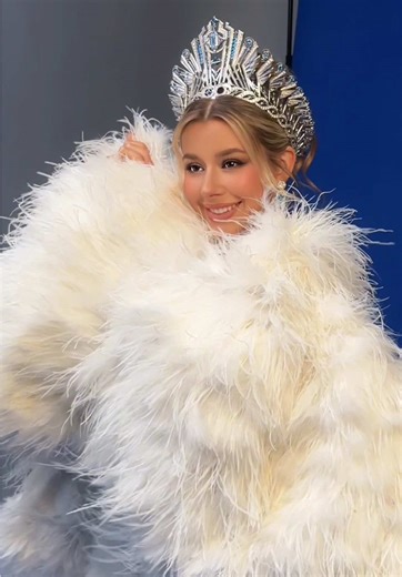 Every detail feels intentional ✨🩵 Almost… cover-worthy. Miss Cosmo 2025 @yolina lindquist x One2Fly Magazine 🔜 #MissCosmo #ImpactfulBeauty #YolinaLindquist #UniMedia