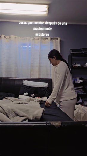 La vida después de una mastectomía no es fácil. No siempre se nota por fuera, pero se siente en cada movimiento. Cosas tan simples como acostarse, acomodarse en la cama o buscar una posición para descansar pueden doler… y mucho. El cuerpo ya no responde igual, y cada intento requiere paciencia, cuidado y respiración profunda. Hay días en los que el cansancio pesa más que el dolor. Días en los que una quisiera solo dormir sin pensar cómo hacerlo. Pero también hay algo importante que aprendemos en